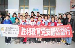 【勝利公益】支教課堂氣氛活躍 愛心禮物溫暖童心